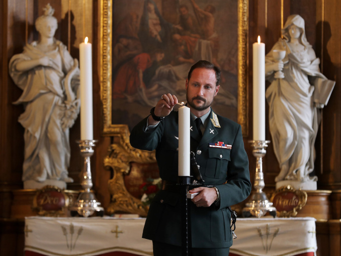 Kronprins Haakon tenner Forsvarets minnelys. Foto: Torbjørn Kjosvold, Forsvaret